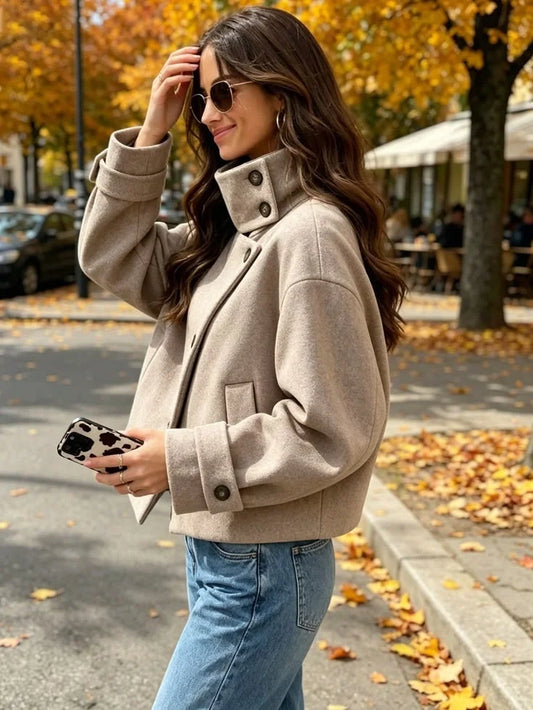 Jaqueta feminina ganha protagonismo nos looks mais estilosos da temporada