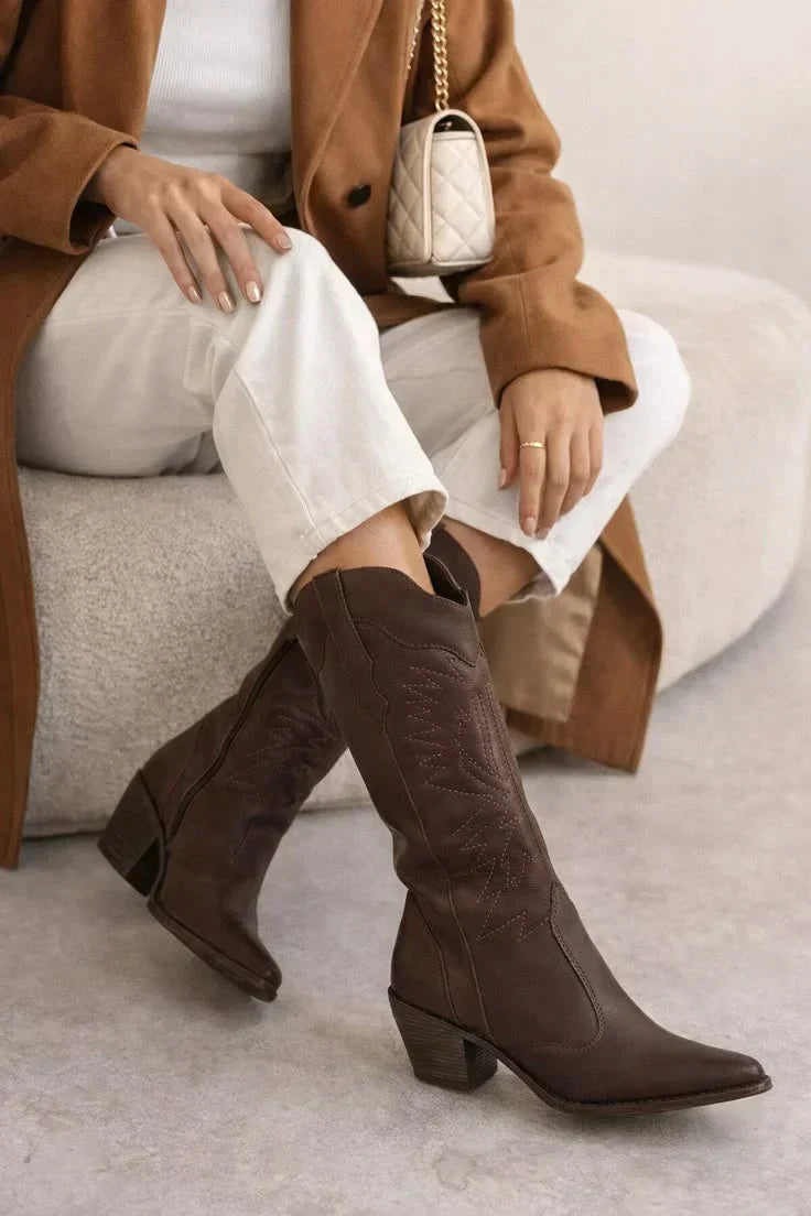 Bota texana feminina conquista o inverno e vai muito além do estilo country
