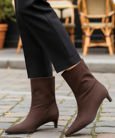 Comprar bota feminina cano curto camurça com salto fino e bico delicado para composições elegantes de meia-estação e dias mais frios   VIA MARTE