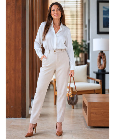 Modelo usando calça social feminina de lã off white com camisa branca e scarpin caramelo, look completo