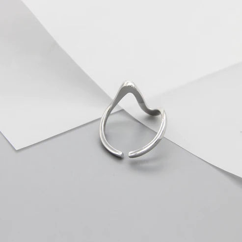 Anel de Prata em Lins, design de ondas irregulares em prata esterlina 925. Toque de elegância minimalista para expressar seu estilo único