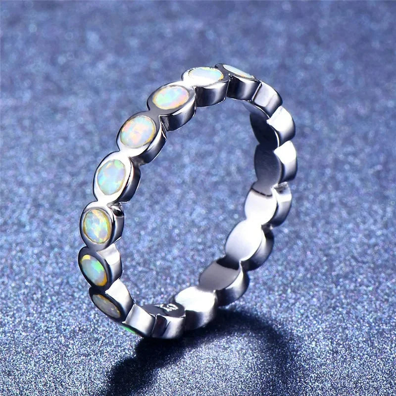 Encante-se com a opulência da opala azul neste anel de prata. Um símbolo de amor eterno e elegância atemporal.