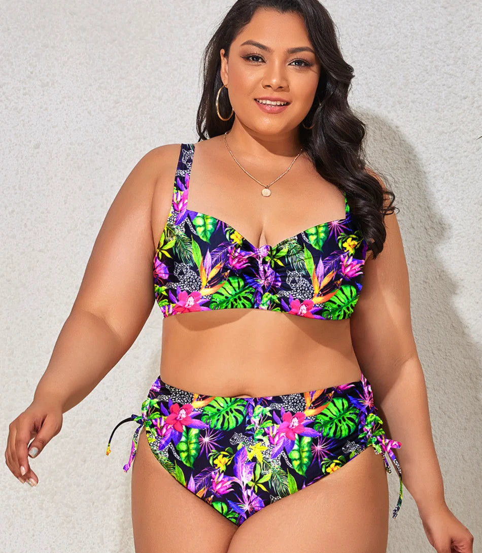 Mulher vestindo um biquíni plus size cintura alta com ajuste lateral, tecido preto resistente e alças largas ajustáveis, ideal para momentos na praia.