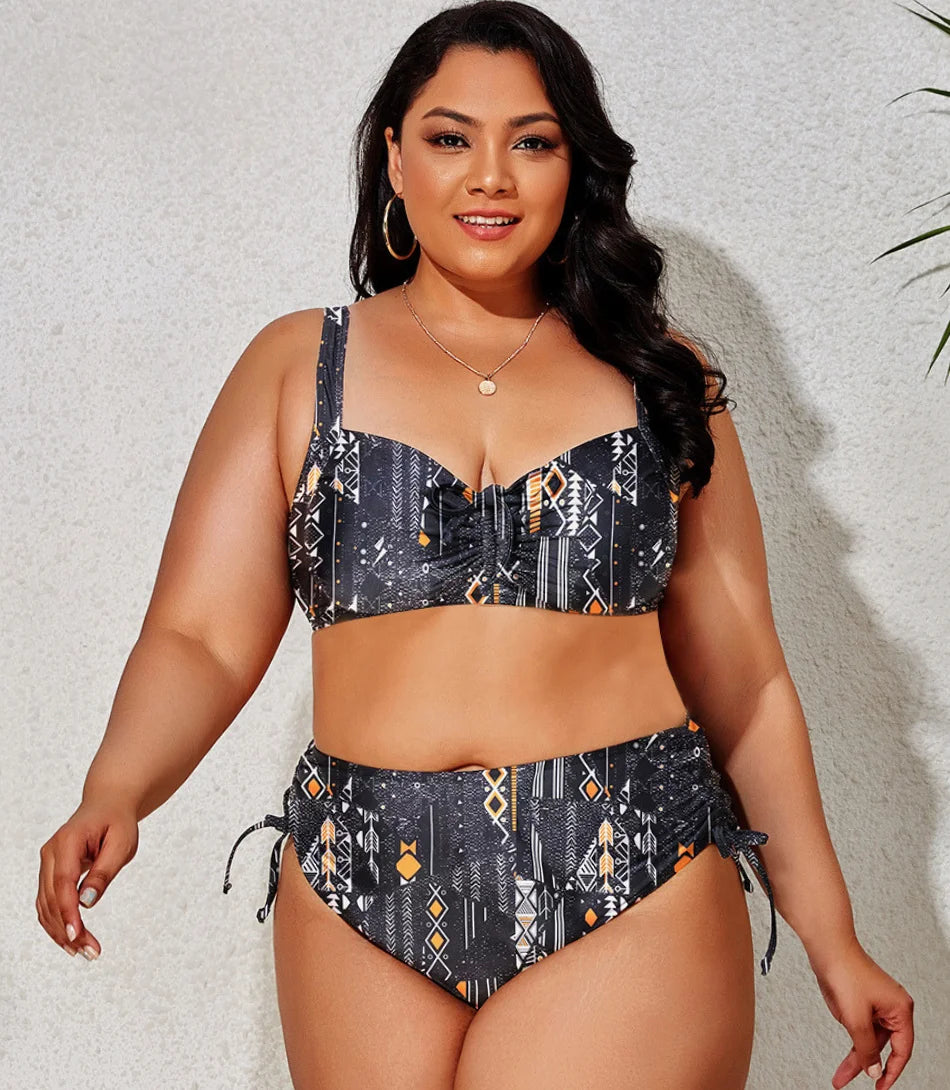 Mulher vestindo um biquíni plus size cintura alta com ajuste lateral, tecido preto resistente e alças largas ajustáveis, ideal para momentos na praia.