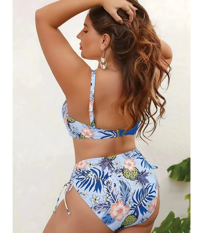 Biquíni plus size floral com top cruzado e cintura alta, destacando ajustes laterais e design sofisticado.