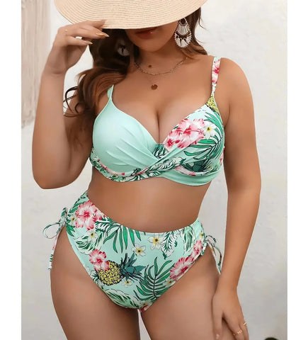 Biquíni plus size floral com top cruzado e cintura alta, destacando ajustes laterais e design sofisticado.