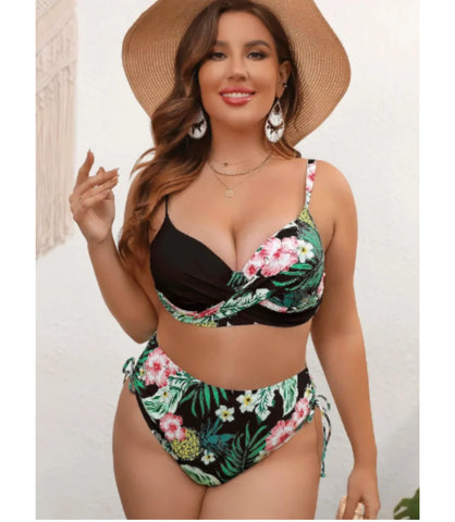 Biquíni plus size floral com top cruzado e cintura alta, destacando ajustes laterais e design sofisticado.