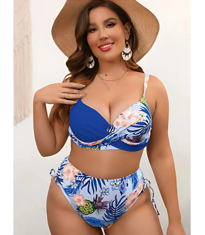 Biquíni plus size floral com top cruzado e cintura alta, destacando ajustes laterais e design sofisticado.