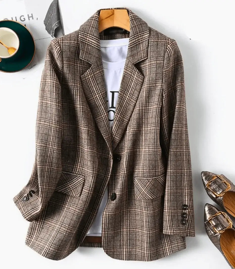 Blazer Feminino Xadrez Elegante com tecido de qualidade, corte clássico e detalhes modernos. Versatilidade para todas as ocasiões.