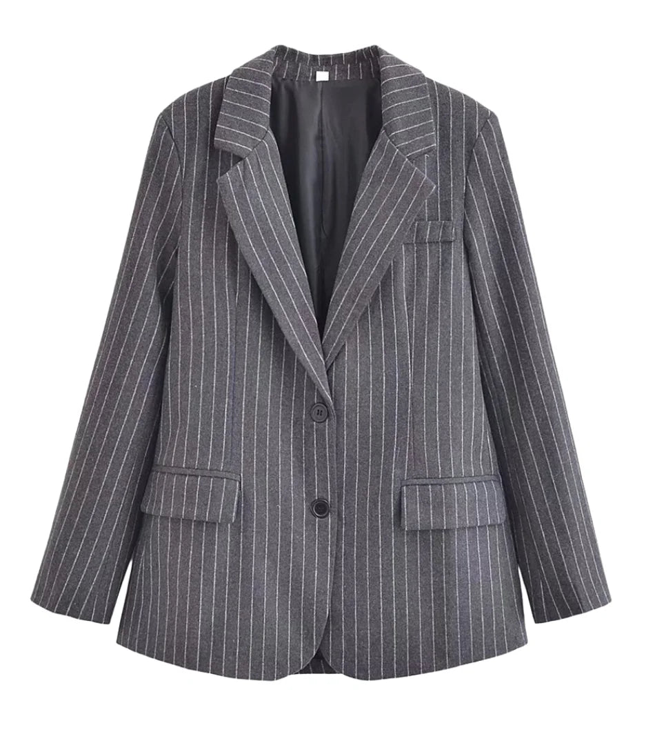 Conjunto blazer e saia feminino de alfaiataria risca de giz, com corte ajustado, estilo clássico e ideal para looks formais e casuais.