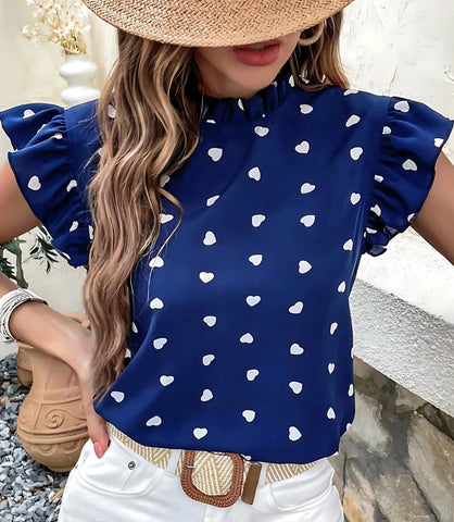 Blusa feminina romântica com estampa de corações, babados nas mangas e tecido leve ideal para ocasiões casuais.
