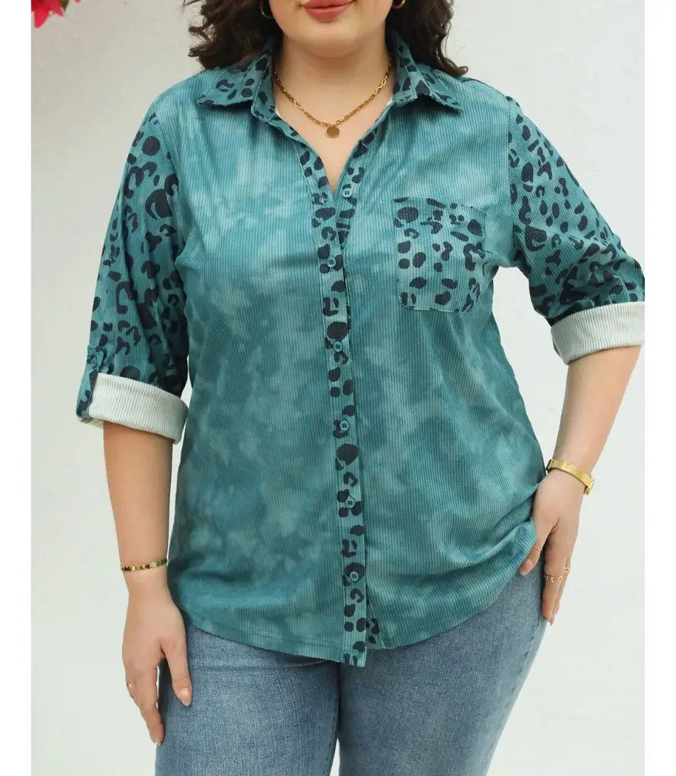 Blusa feminina plus size com estampa floral, manga longa dobrável e tecido leve, ideal para estilo casual.