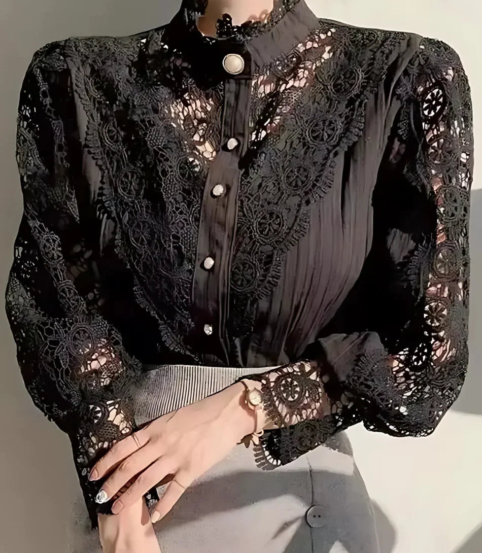 Blusa Feminina Social em Algodão com Renda Elegante e Botões Pérola - Blusa sofisticada com mangas de renda e fechamento com botões perolados, ideal para eventos formais e trabalho. - Zara