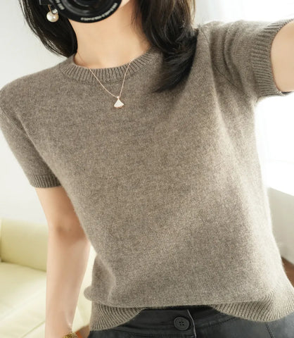 Blusa Feminina de Tricô Básica Manga Curta, com decote redondo e corte reto, ideal para looks casuais e sofisticados.