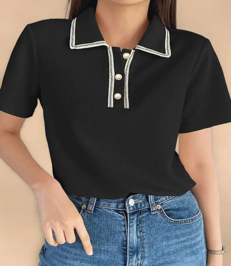 Blusa Polo Feminina Elegante com Detalhes em Pérola, ideal para looks casuais e sofisticados.

