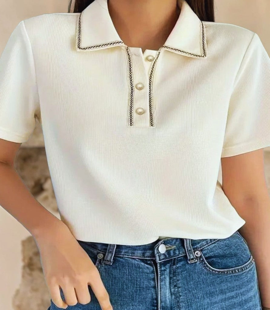 Blusa Polo Feminina Elegante com Detalhes em Pérola, ideal para looks casuais e sofisticados.

