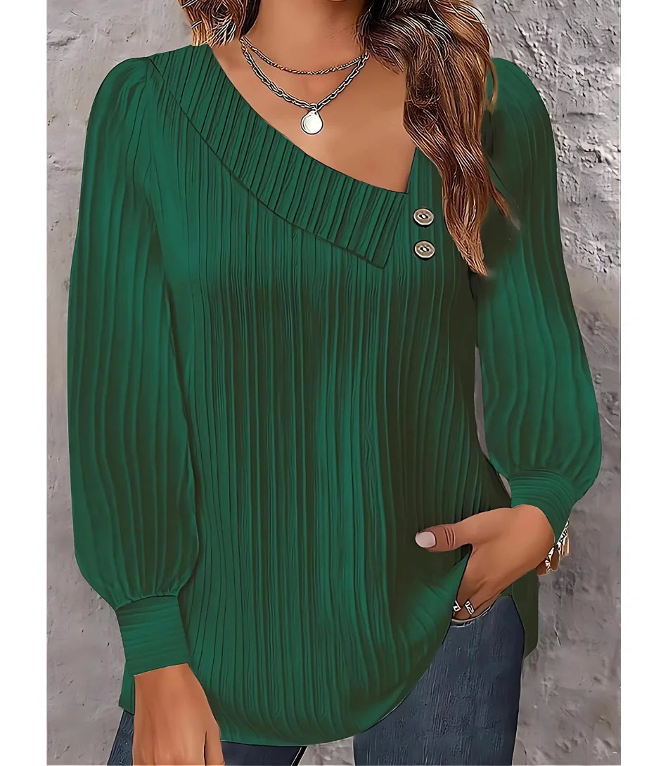 Blusa feminina plissada com botões no ombro, design elegante, mangas bufantes e decote assimétrico, ideal para looks sofisticados.