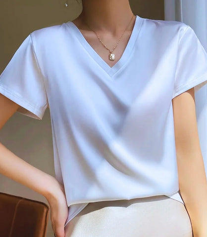 Blusa feminina elegante de cetim com decote V e mangas curtas, versátil para looks formais e casuais.