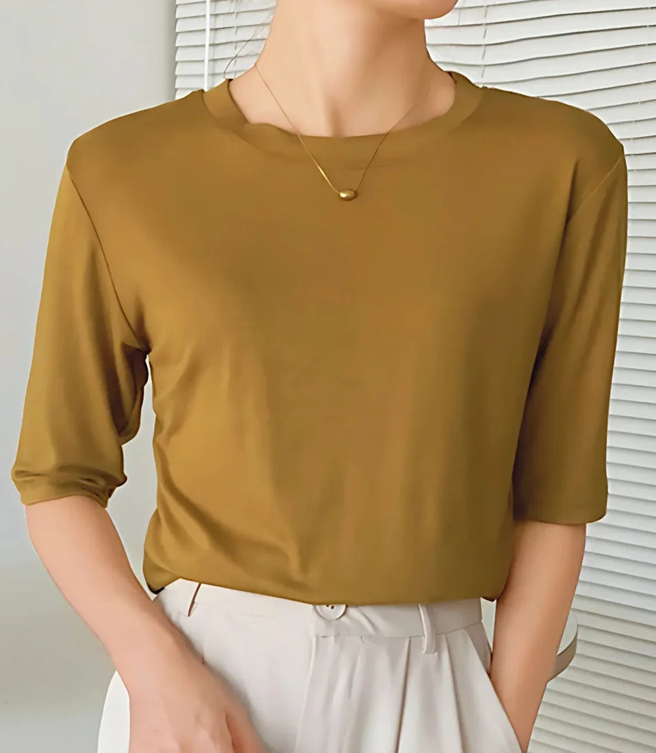 Blusa feminina básica manga 34 modal premium, preta, com corte reto, decote redondo e caimento fluido, ideal para looks casuais e elegantes.