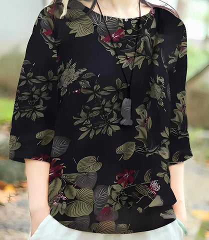 Blusa feminina casual estampada floral 100% algodão, com botões e mangas ¾, ideal para looks confortáveis e elegantes em ocasiões casuais.