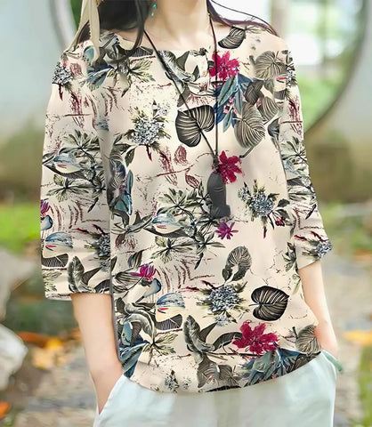 Blusa feminina casual estampada floral 100% algodão, com botões e mangas ¾, ideal para looks confortáveis e elegantes em ocasiões casuais.