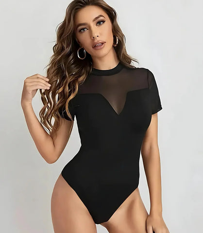 Body Feminino Manga Curta Tule Preto com transparência elegante e ajuste confortável.