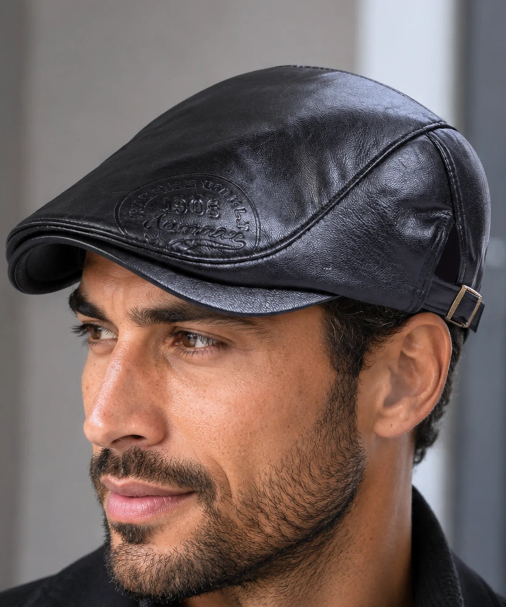 Comprar boina masculina de couro sintético com ajuste lateral e design estilo inglês clássico para looks urbanos ou sociais em promoção Anellimn