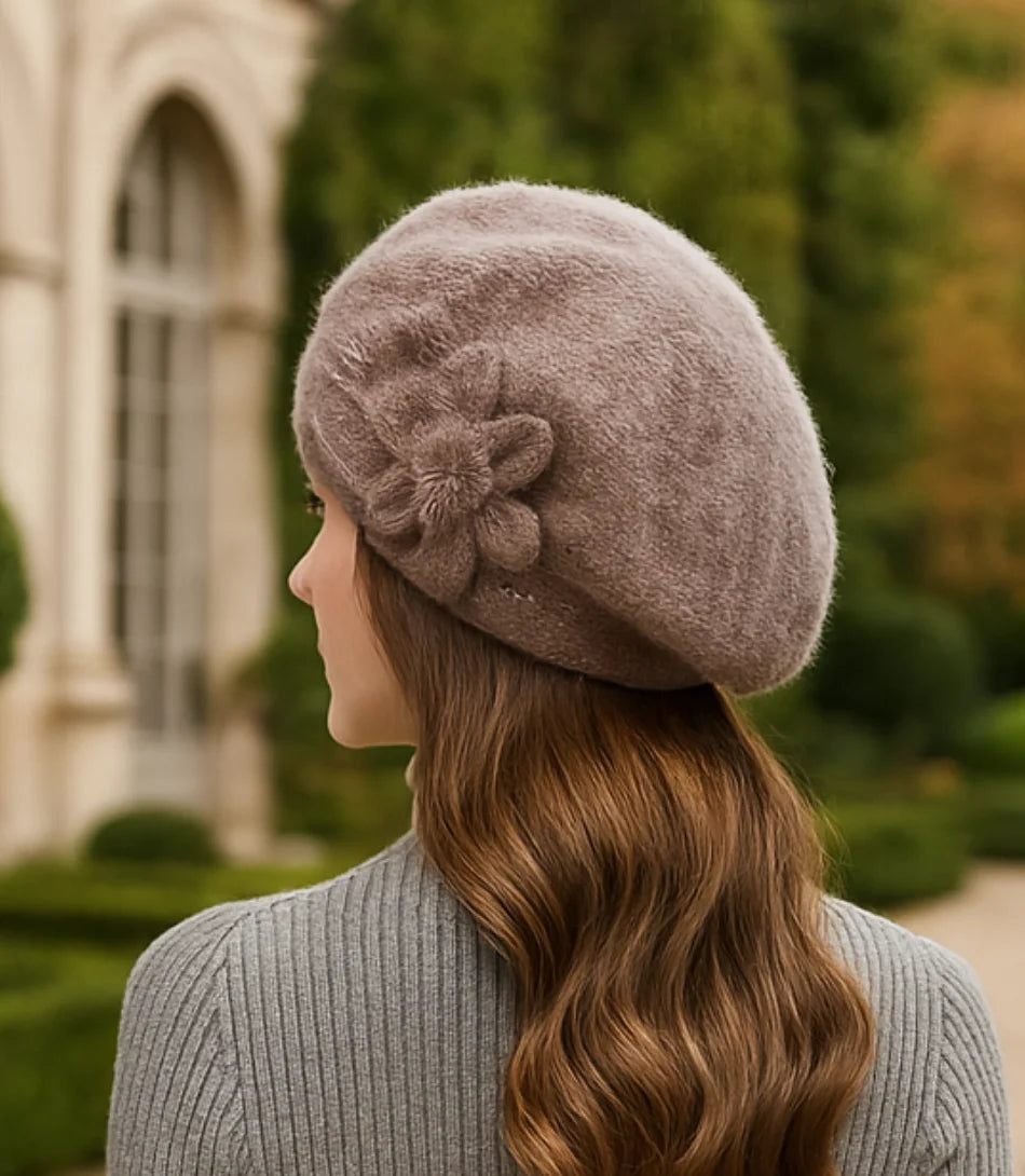 Boina feminina de tricô elegante com flor lateral, perfeita para compor looks sofisticados em dias frios, disponível em várias cores.