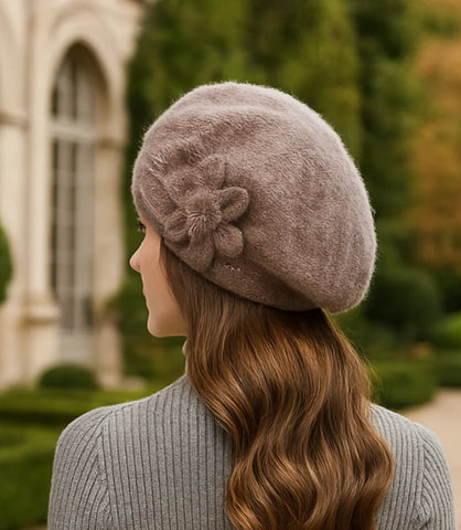Boina feminina de tricô elegante com flor lateral, perfeita para compor looks sofisticados em dias frios, disponível em várias cores.