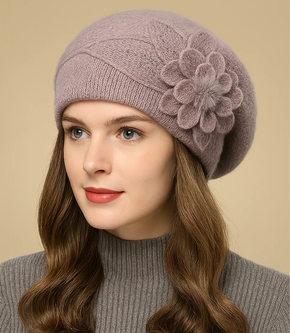 Boina feminina de tricô elegante com flor lateral, perfeita para compor looks sofisticados em dias frios, disponível em várias cores.