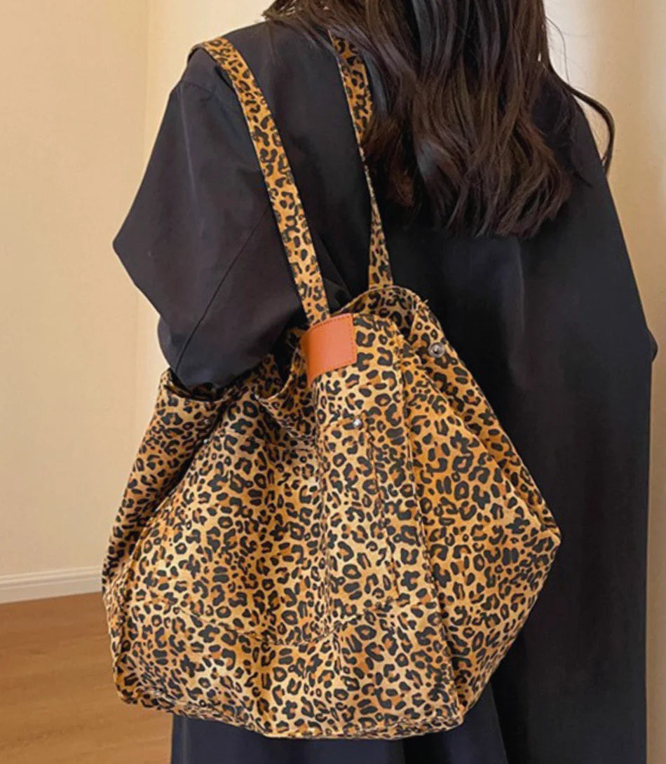 Bolsa Tote Feminina estampada de leopardo em algodão canvas, espaçosa e estilosa, ideal para o dia a dia e looks casuais.