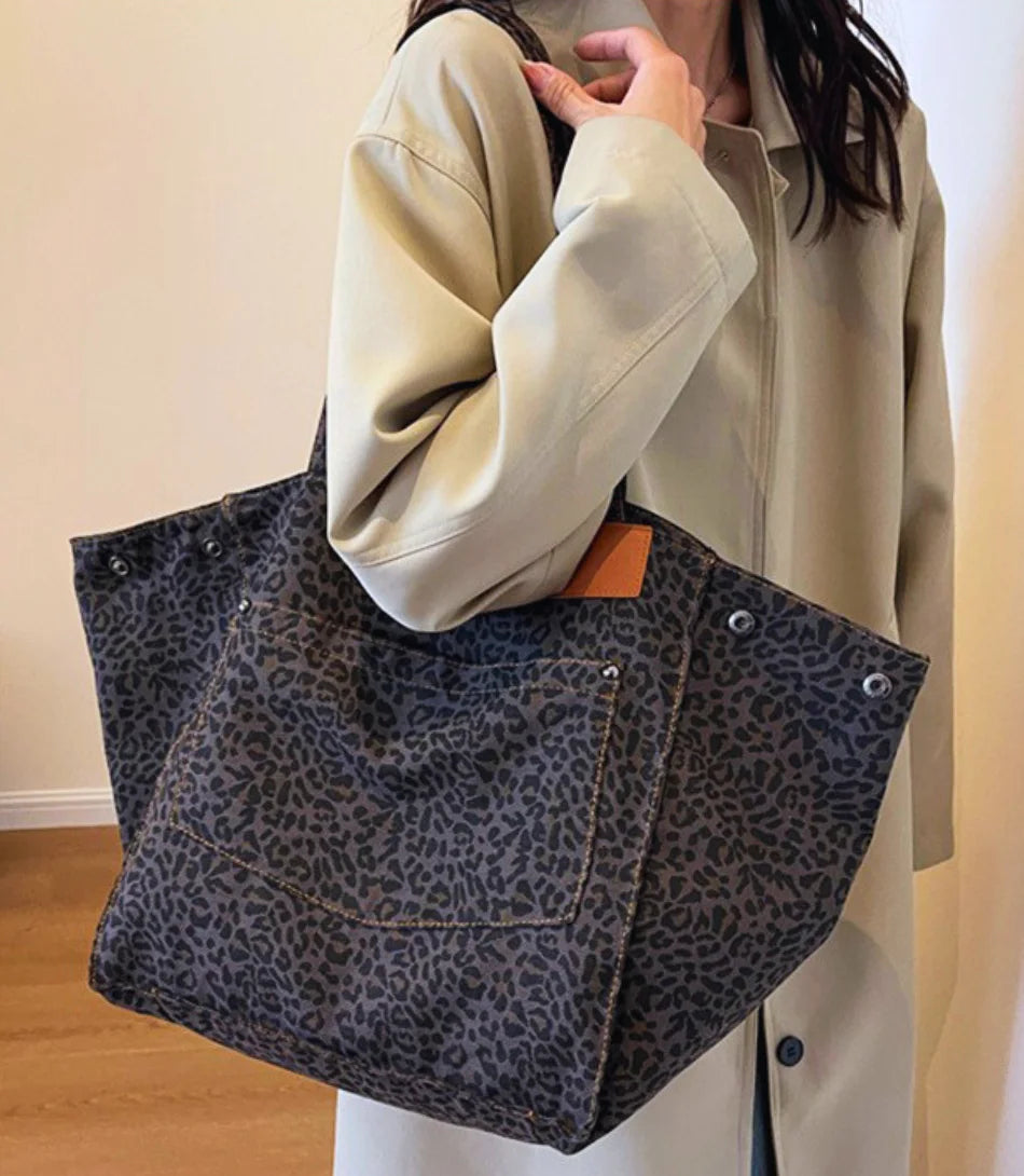 Bolsa Tote Feminina estampada de leopardo em algodão canvas, espaçosa e estilosa, ideal para o dia a dia e looks casuais.