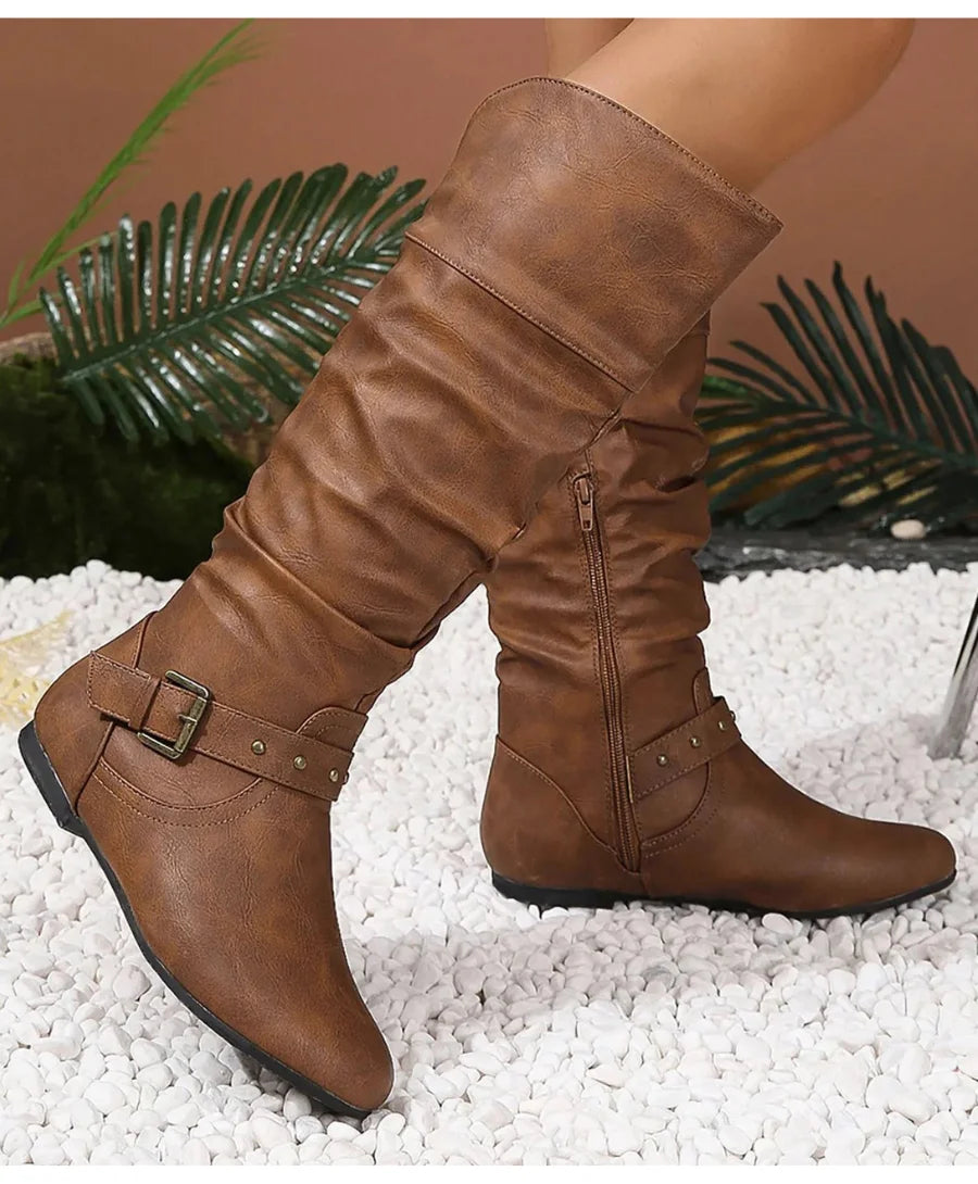 Botas montaria de couro vintage: estilo clássico com detalhes modernos. Perfeitas para qualquer look. Compre agora e adicione elegância ao seu visual!