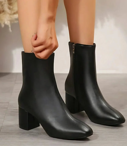 Comprar Bota Feminina Cano Curto de Couro preto
