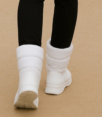 Bota Feminina Térmica Impermeável Cano Médio com forro acolchoado e solado antiderrapante, ideal para dias frios e chuvosos.