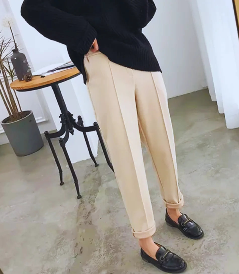 Calça jogger feminina de moletom social com cós ajustável, perfeita para looks confortáveis e elegantes em várias ocasiões.