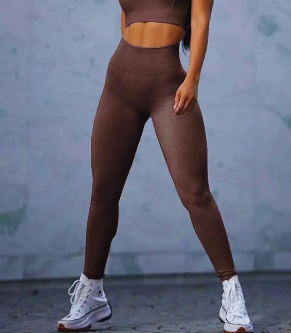 Calça academia feminina cintura alta scrunch em tecido anti-celulite, modelagem push-up e ajuste confortável.