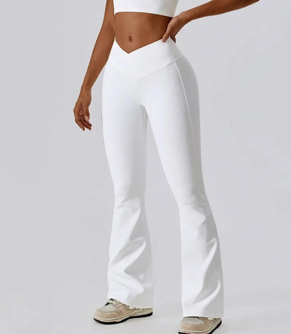 Calça flare cintura alta para academia e yoga, tecido leve e elástico, cós reforçado, ideal para atividades físicas e looks casuais.