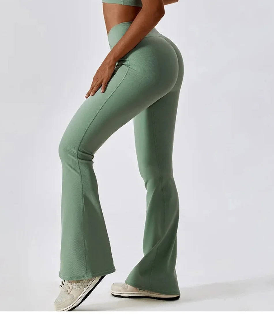 Calça flare cintura alta para academia e yoga, tecido leve e elástico, cós reforçado, ideal para atividades físicas e looks casuais.