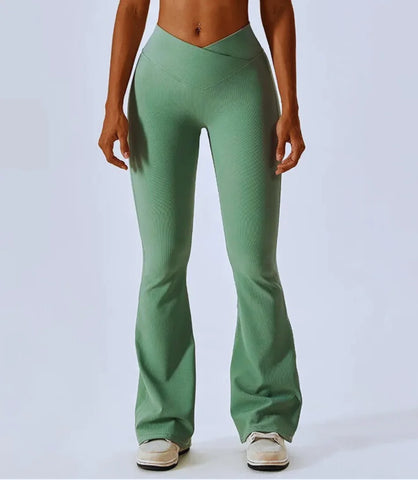 Calça flare cintura alta para academia e yoga, tecido leve e elástico, cós reforçado, ideal para atividades físicas e looks casuais.