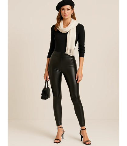 Calça legging feminina de couro térmica com forro, cintura alta, ideal para dias frios e looks elegantes.