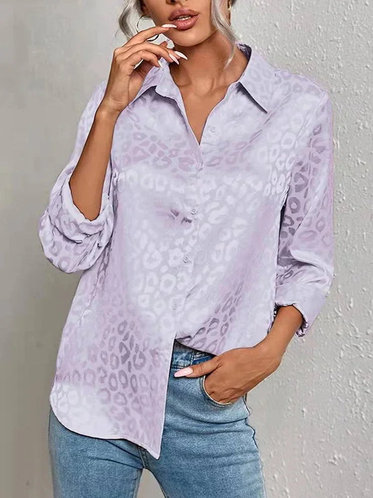 Camisa de Cetim Feminina Leopardo - Elegância em cada detalhe. Ideal para primavera e verão. Estilo versátil para todas as ocasiõe