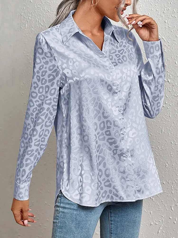 Camisa de Cetim Feminina Leopardo - Elegância em cada detalhe. Ideal para primavera e verão. Estilo versátil para todas as ocasiõe