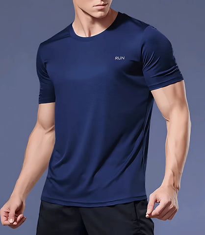 Homem vestindo Camiseta Dry Fit Masculina de manga curta em tecido leve, ideal para atividades físicas e estilo casual. Disponível em diversas cores.