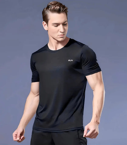 Homem vestindo Camiseta Dry Fit Masculina de manga curta em tecido leve, ideal para atividades físicas e estilo casual. Disponível em diversas cores.