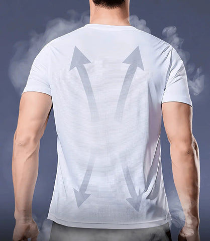 Homem vestindo Camiseta Dry Fit Masculina de manga curta em tecido leve, ideal para atividades físicas e estilo casual. Disponível em diversas cores.