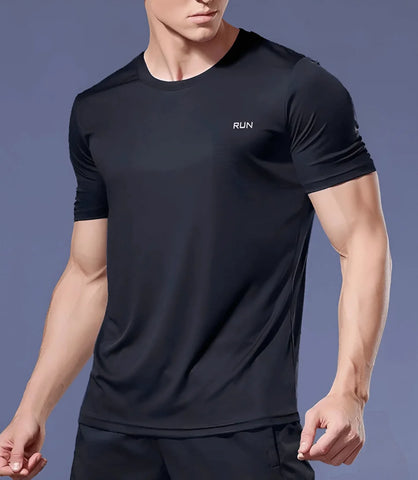 Homem vestindo Camiseta Dry Fit Masculina de manga curta em tecido leve, ideal para atividades físicas e estilo casual. Disponível em diversas cores.