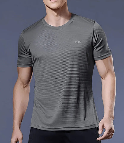 Homem vestindo Camiseta Dry Fit Masculina de manga curta em tecido leve, ideal para atividades físicas e estilo casual. Disponível em diversas cores.