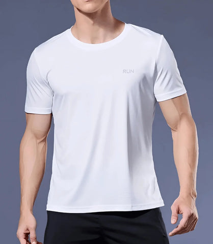 Homem vestindo Camiseta Dry Fit Masculina de manga curta em tecido leve, ideal para atividades físicas e estilo casual. Disponível em diversas cores.