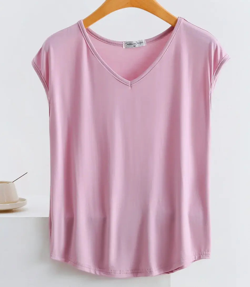 Camiseta Feminina Básica Decote V em algodão e elastano, com caimento leve, conforto e versatilidade para o dia a dia.